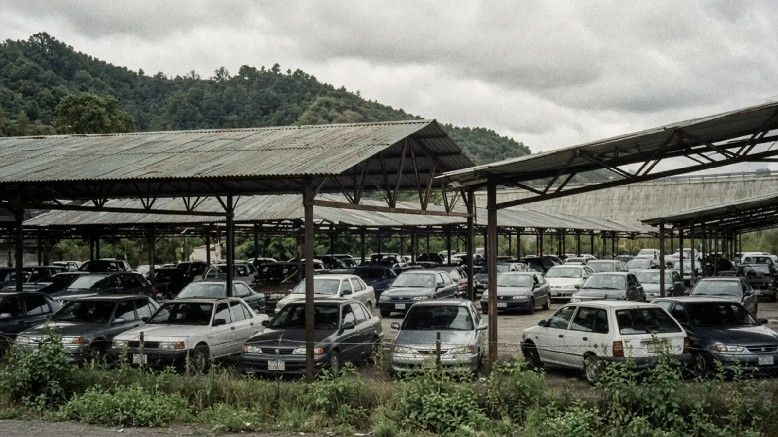 Independent car lot under metal roofs on the road from Puerto Quetzal — JCHCAR Guatemala